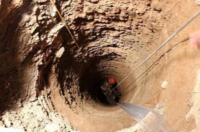 نجات نوزاد از چاه با جسارت یک نوجوان