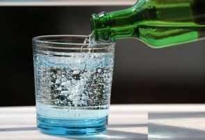 آیا آب گازدار برای دندان‌ها مضر است؟